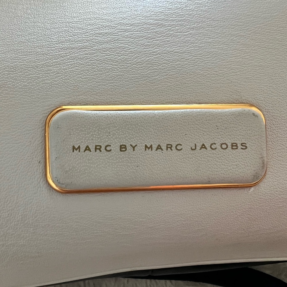 Black and cream Marc Jacobs crossbody. Great size, beautiful colors.